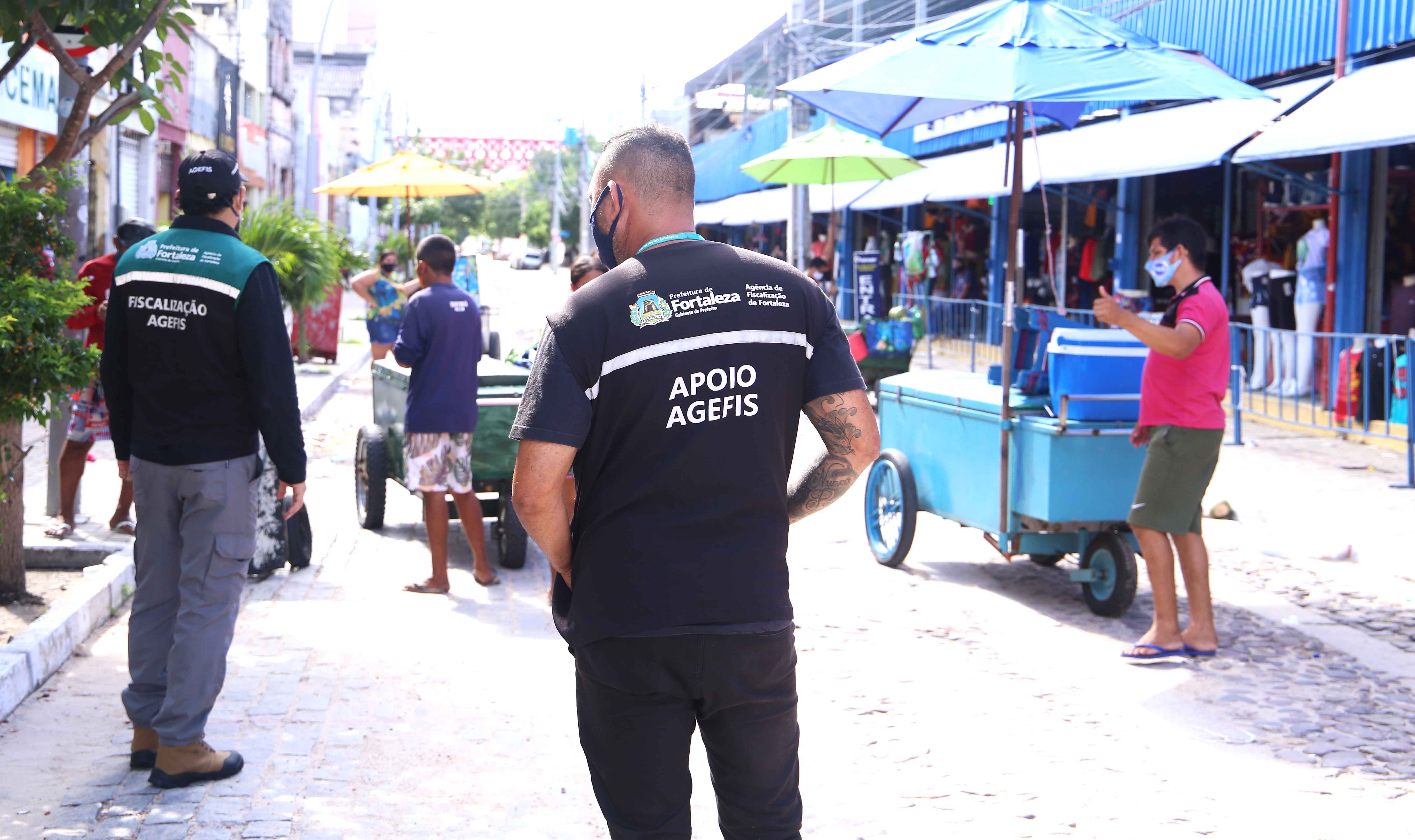 Fiscais da Agefis na rua José Avelino